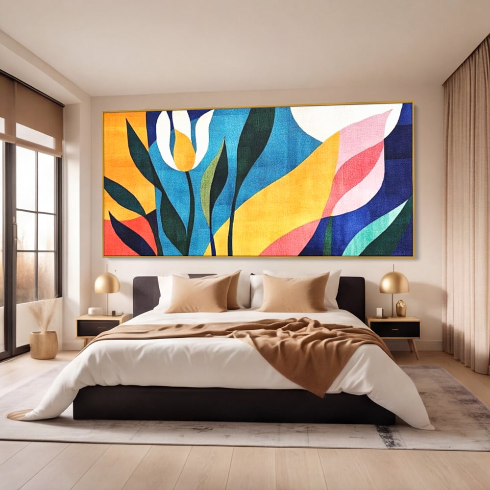 Tablou canvas cu tablou canvas cu flori abstracte, in rama de aluminiu auriu, pe perete intr-un dormitor